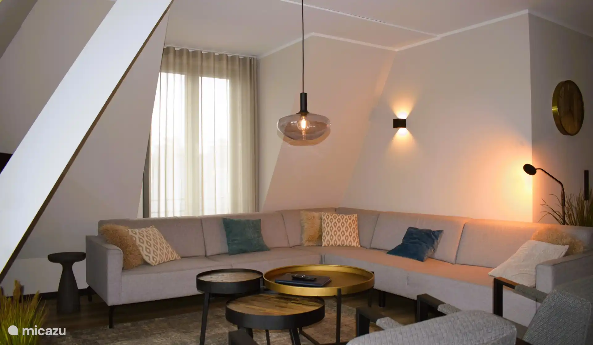 Spacious living space with sitting area, open kitchen, dining table for 8 people and reading area. Very wheelchair friendly due to the large space. 