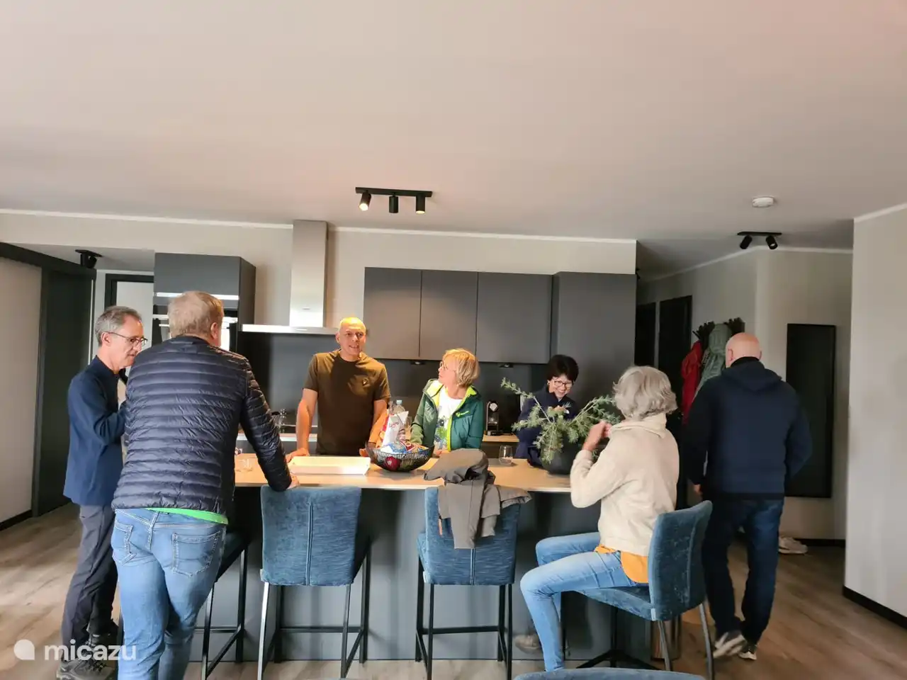 After the walk we all have aperitifs around the island 