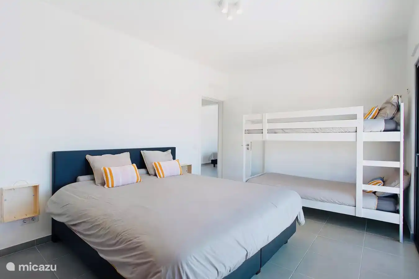 Grote slaapkamer boven met stapelbed, goed voor 4 personen.