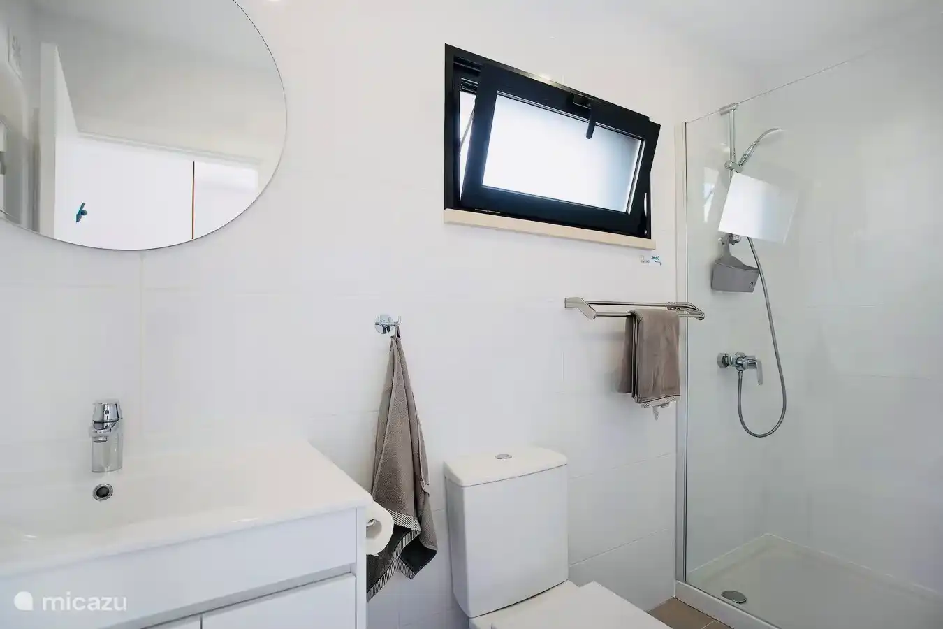 Badkamer bij de grote slaapkamer.