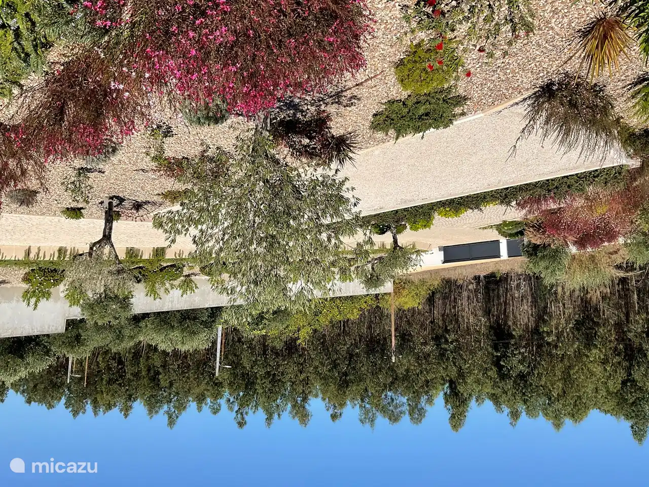 Voortuin met privé parking en omheinde tuin.