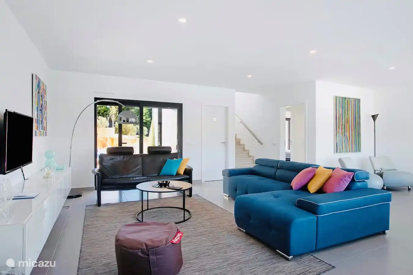 Leefruimte en toegang tot terras achteraan.