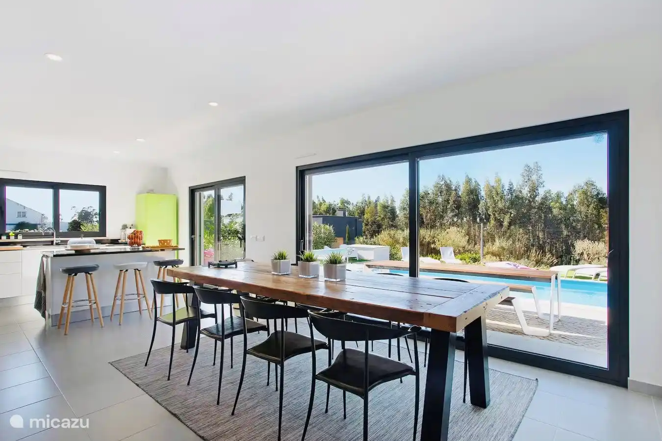 Grote tafel voor 8 personen met zicht op zwembad.