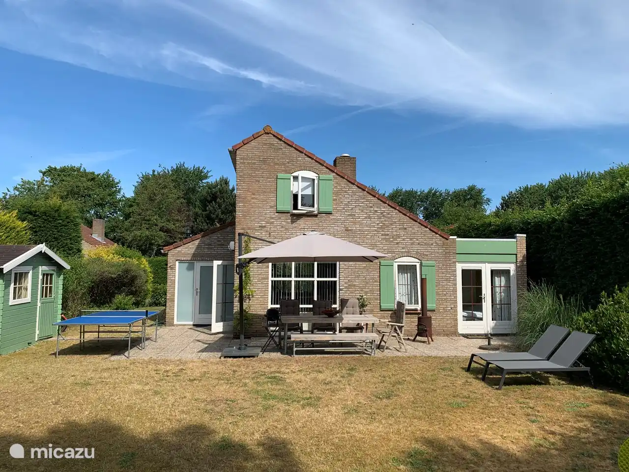 großer Garten, in dem Sie niemand mit einem luxuriösen Sonnenschirm, Gartenmöbeln, 2 Sonnenliegen, einem Holzofen, einer Tischtennisplatte und normalen Hirschen sieht.