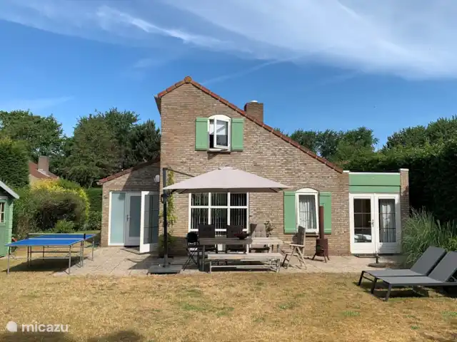 Schouwseduin 12 | Pays-Bas, Zélande, Burgh-Haamstede - maison de vacances grande cour arrière où personne ne peut vous voir avec un parasol luxueux, des meubles de jardin, 2 transats, un poêle à bois, une table de ping-pong et des chevreuils régulièrement.
