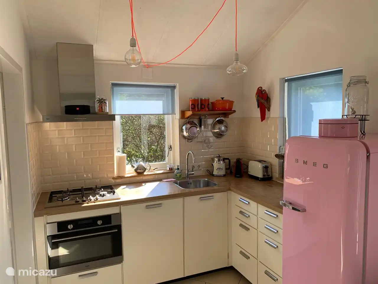 moderne gemütliche Küche mit Backofen und Geschirrspüler