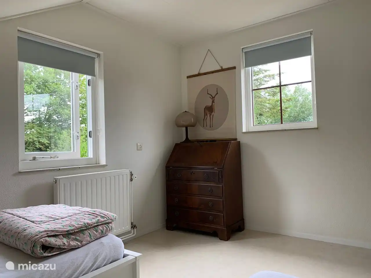 Schlafzimmer im Obergeschoss mit 2 Einzelbetten, Kleiderschrank und Sekretär