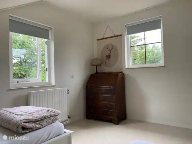 Schouwseduin 12 | Pays-Bas, Zélande, Burgh-Haamstede - maison de vacances chambre à l'étage avec 2 lits simples, armoire et secrétaire