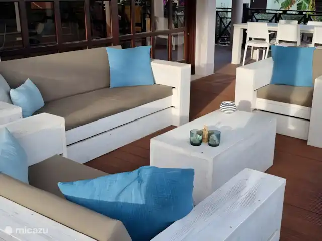 Blue Bay Villa Bon Bini huren in Curaçao, Curacao-Midden, Blue Bay - villa Loungeset op veranda