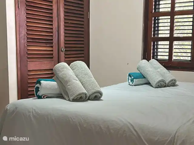 Blue Bay Villa Bon Bini huren in Curaçao, Curacao-Midden, Blue Bay - villa Slaapkamer 1 met kingsize bed.