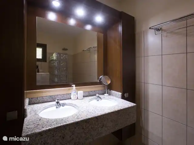 Blue Bay Villa Bon Bini huren in Curaçao, Curacao-Midden, Blue Bay - villa Badkamer 1, ensuite bij slaapkamer 1.