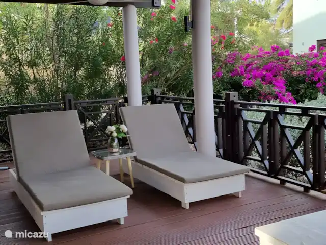 Blue Bay Villa Bon Bini huren in Curaçao, Curacao-Midden, Blue Bay - villa Loungebedden op veranda