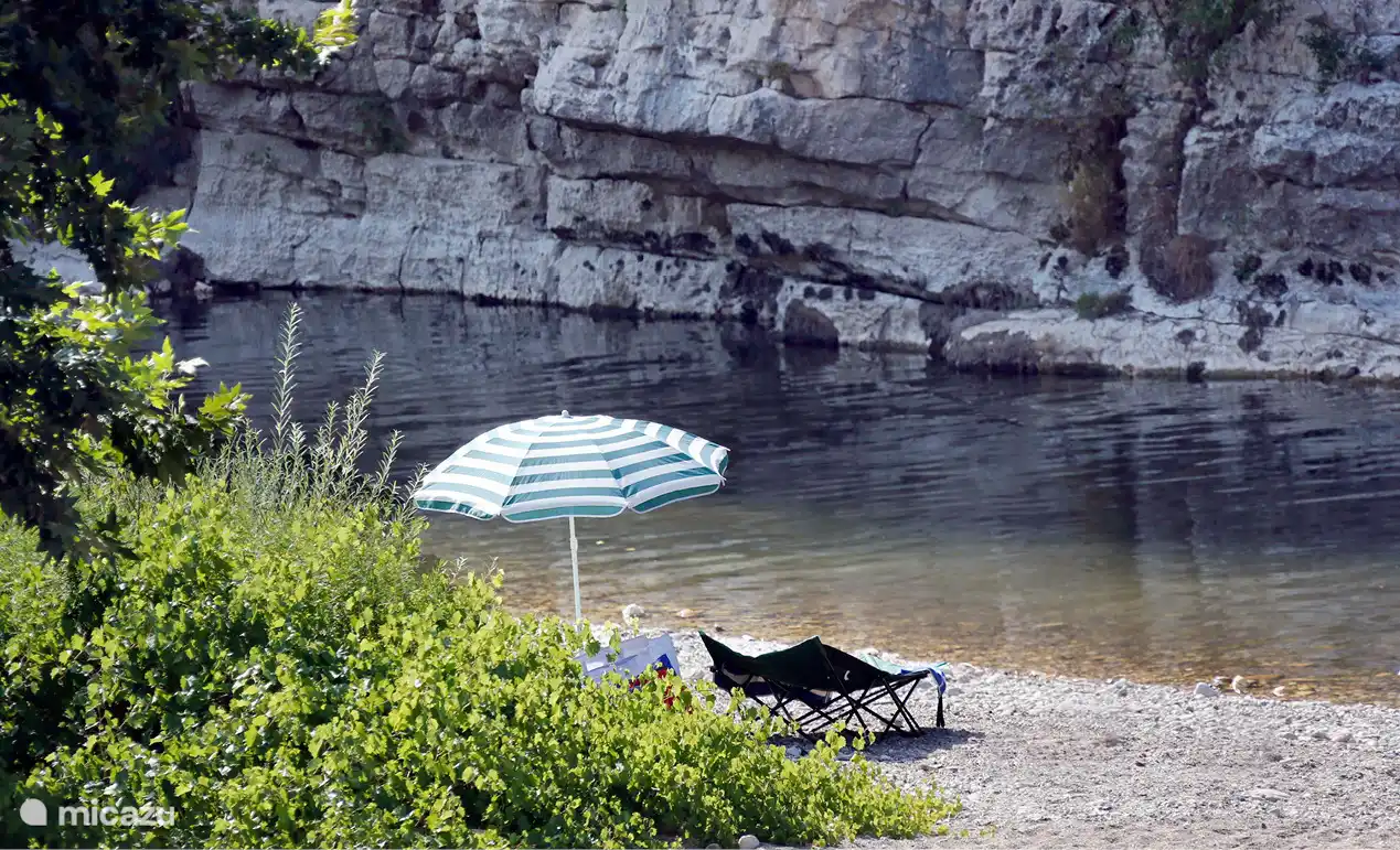 Der Fluss Cèze mit mehreren Kieselstränden in 2 km Entfernung 