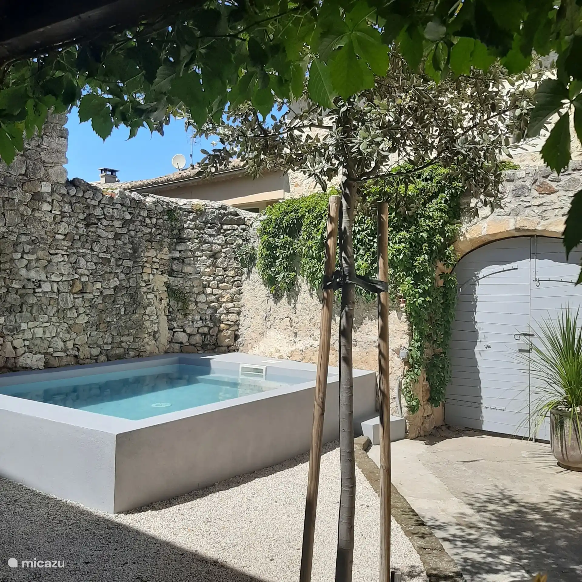 Das Plonge-Becken mit Unterwasserbank