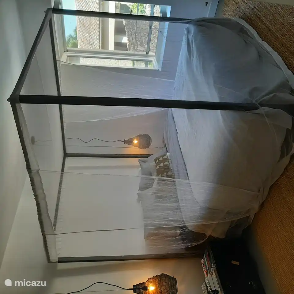 Schlafzimmer 1; mit 2-Personen-Bett (1,60 x 2,00), 2-Personen-Matratze und 2-Personen-Bettdecke.