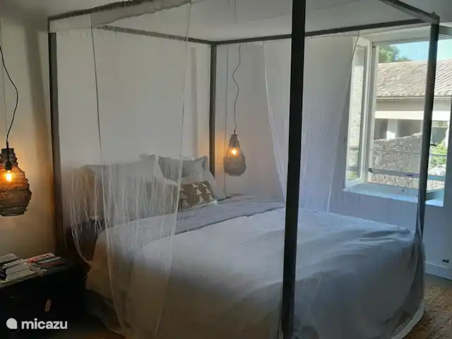 Maison Mymoodz | France, Gard, Cornillon - maison de vacances Chambre 1; avec un lit double (1.60 x 2.00), un matelas double et une couette double.