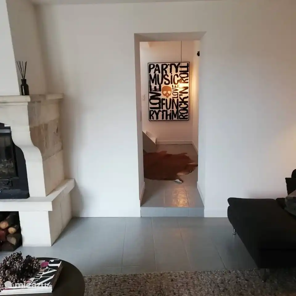 Blick vom Wohnzimmer in die Halle