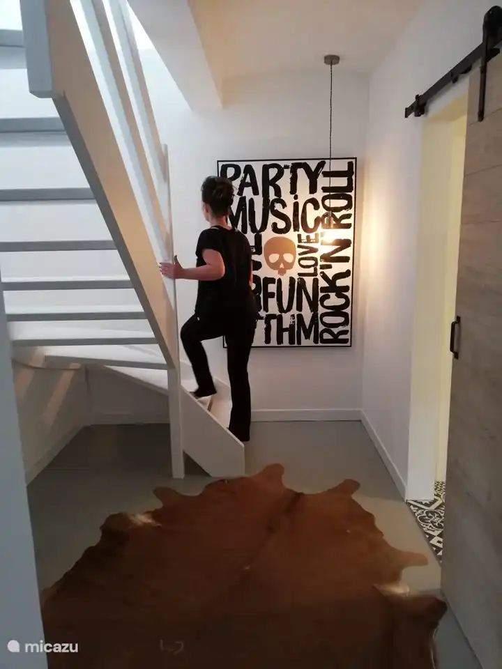 Flur mit dem Badezimmer rechts und der Treppe zum Dachboden. Unter der Treppe befindet sich der Kleiderschrank