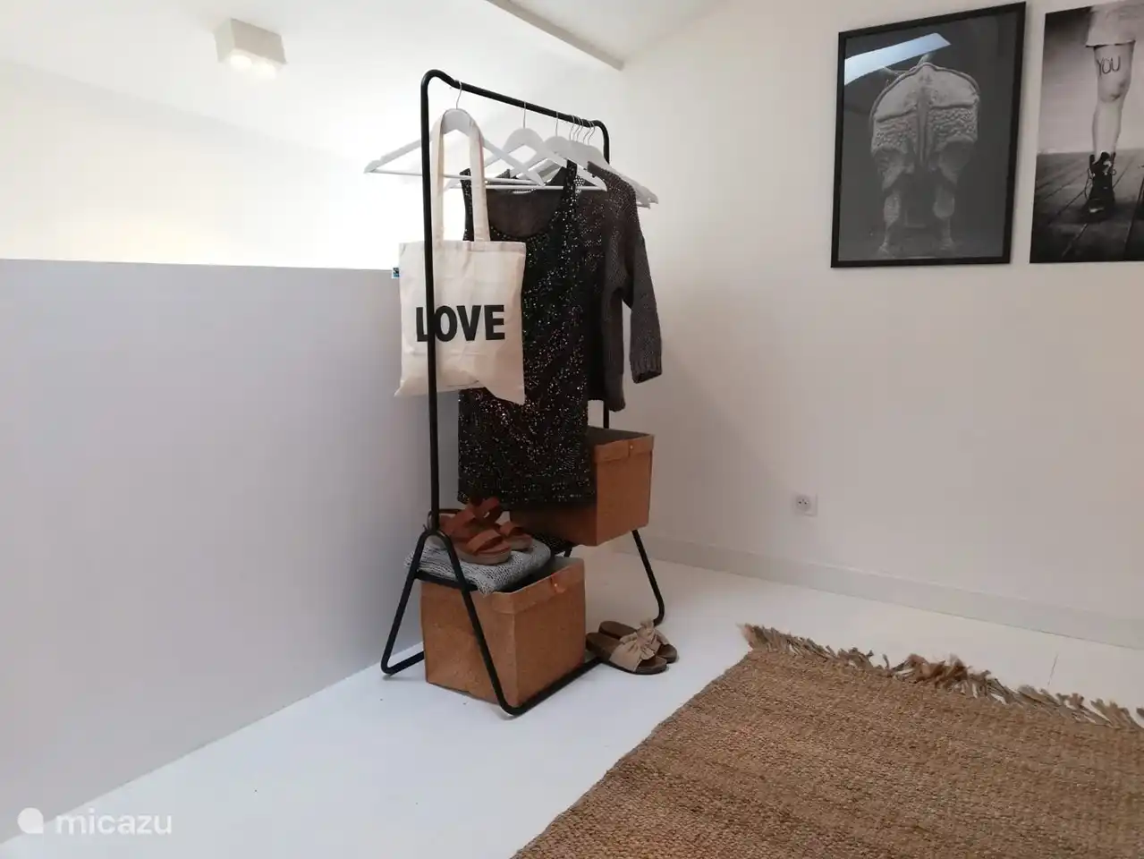 Kleiderständer auf dem Dachboden