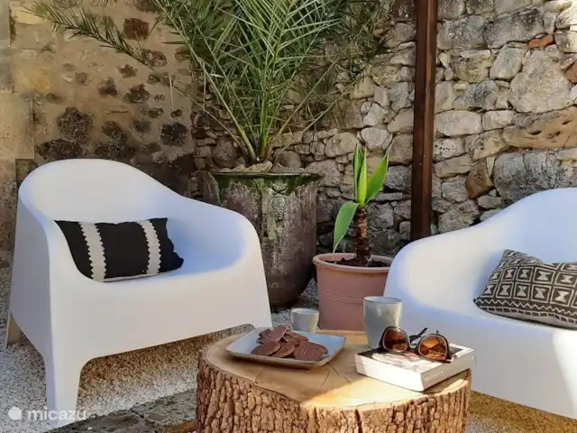 Maison Mymoodz | France, Gard, Cornillon - maison de vacances Il y a 4 chaises longues et 2 transats réglables dans le jardin.