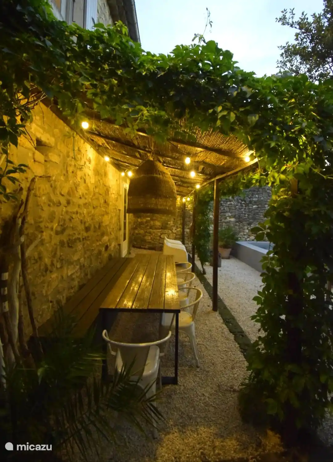 Esstisch für 8 Personen unter der Veranda, hier ist auch Zugang zum Gartenzimmer mit eigenem Bad
