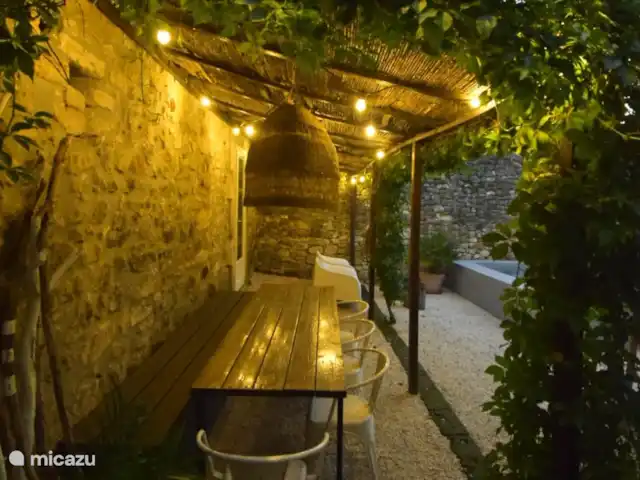 Maison Mymoodz | France, Gard, Cornillon - maison de vacances Table à manger pour 8 personnes sous la véranda, ici se trouve également l’accès à la salle de jardin avec salle de bain privée