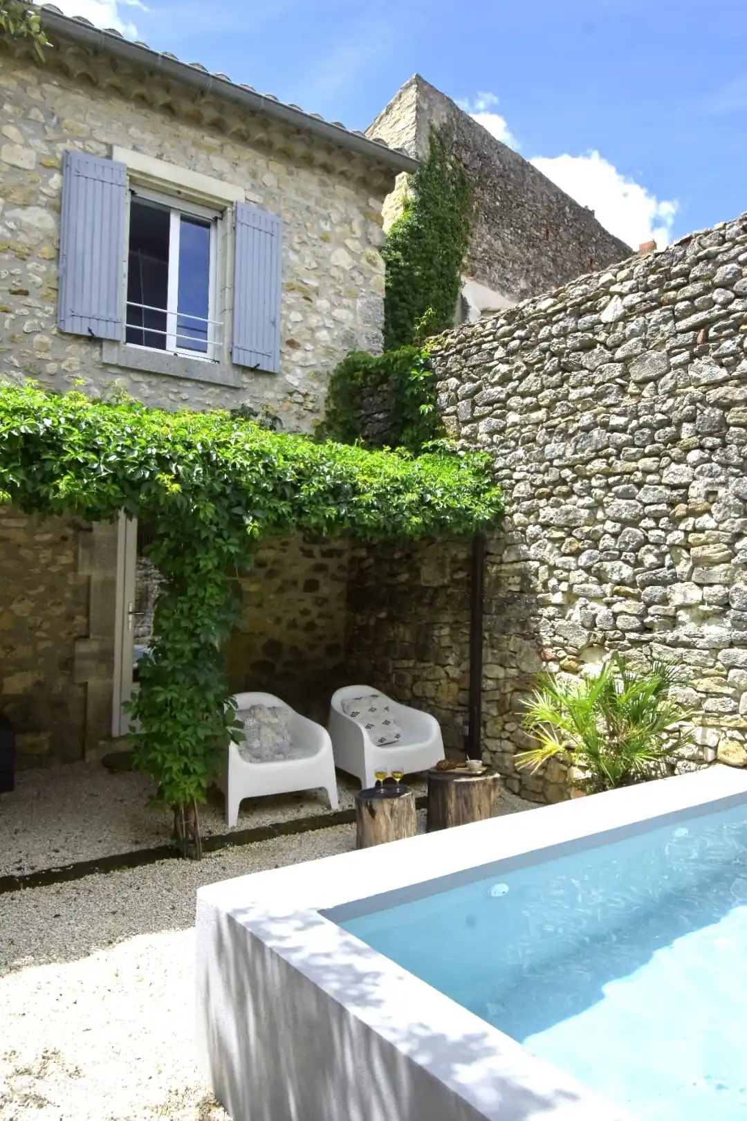 Unter der Veranda befindet sich der Eingang zum Gartenzimmer