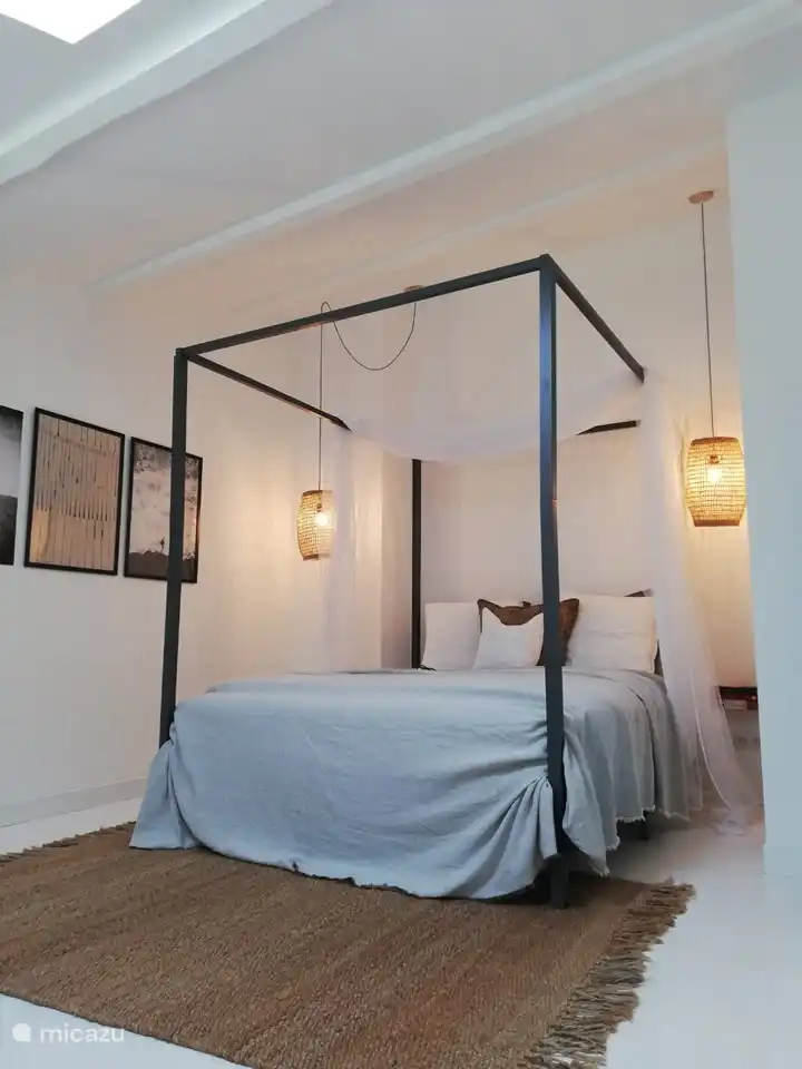 Schlafzimmer 2 auf dem Dachboden mit Doppelbett 1,60 x 2,00 und 2 x 1 Person Matratze und 2 x 1 Person Bettdecke