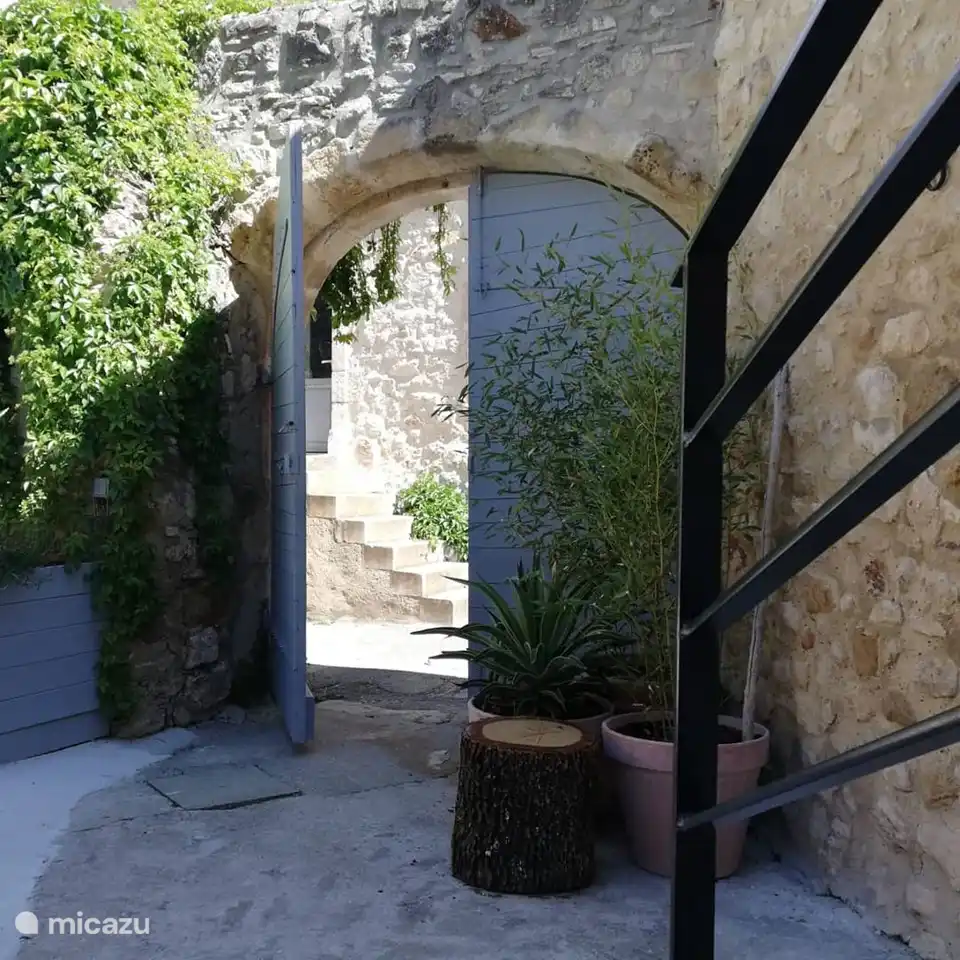 Vom Tor aus betreten Sie unsere idyllische Straße