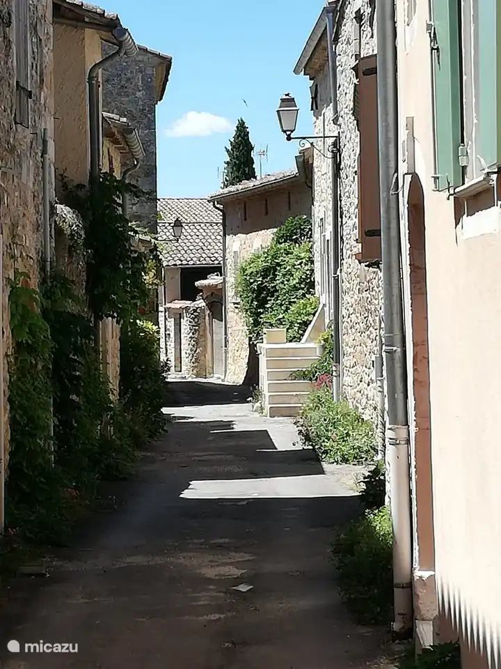 Unsere gemütliche Straße, Rue Basse, gegenüber der Treppe ist unser Haus auf der linken Seite
