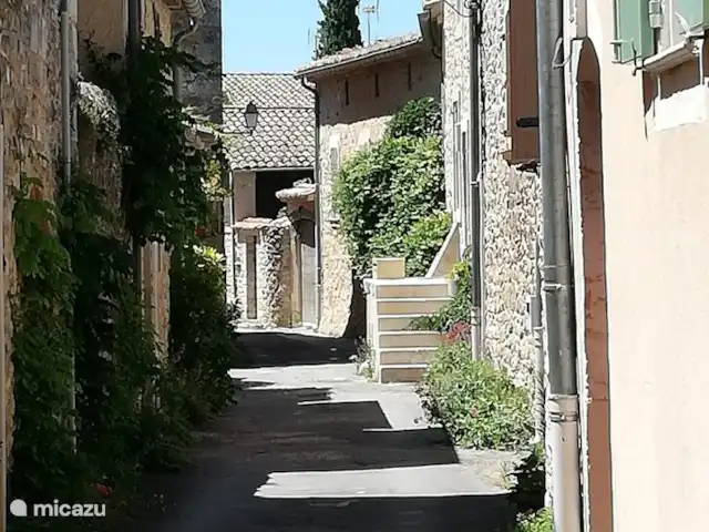 Maison Mymoodz | France, Gard, Cornillon - maison de vacances Notre rue cosy, Rue Basse, en face des escaliers se trouve notre maison sur la gauche