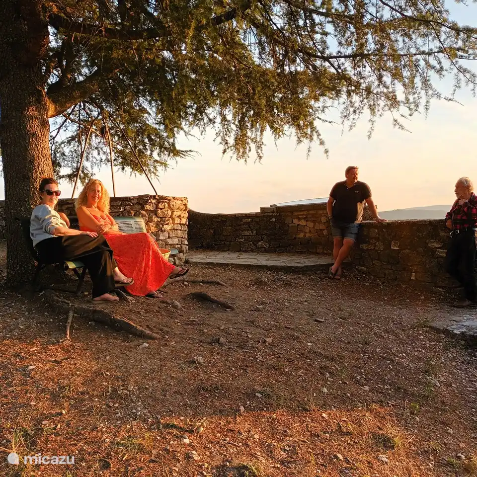 Genießen Sie am Ende des Tages den Sonnenuntergang am Aussichtspunkt bei einem Glas Wein