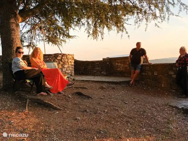 Maison Mymoodz | France, Gard, Cornillon - maison de vacances En fin de journée, profitez du coucher de soleil au point de vue avec un verre de vin