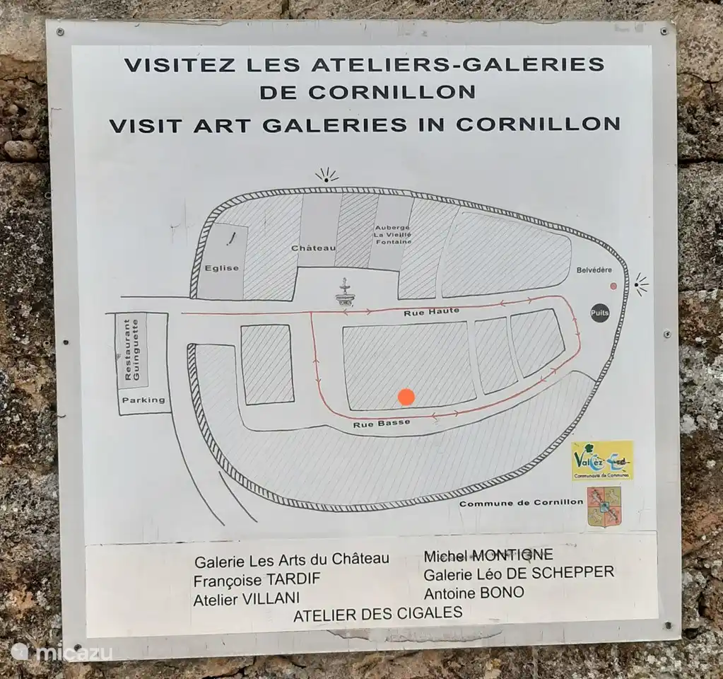 Die Karte unseres Künstlerdorfes innerhalb der Burgmauern am orangefarbenen Punkt ist unser Haus. Antoine Bono, der moderne Künstler, hat sein Atelier und seine Galerie direkt vor uns, rechts von uns lebt und arbeitet der bekannte französische Künstler Michel Montigne.