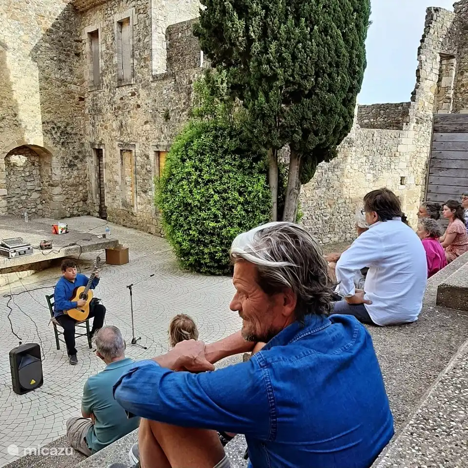 In der Hochsaison stimmungsvolle Aufführungen/Minikonzerte in der Schlossruine