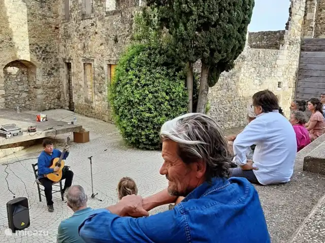 Maison Mymoodz | France, Gard, Cornillon - maison de vacances En haute saison, performances d'ambiance/mini concerts dans les ruines du Château