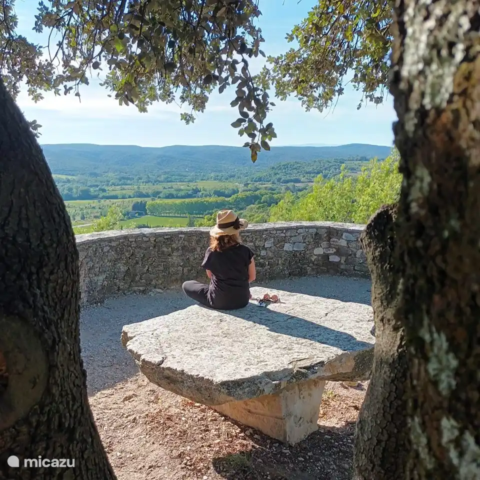 Nehmen Sie sich einen Moment Zeit, um an einem der verschiedenen Aussichtspunkte im Dorf in Ruhe zu träumen