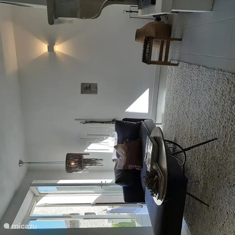 Ein schöner Ort zum Lesen an den französischen Türen oder bei einem lodernden Feuer.