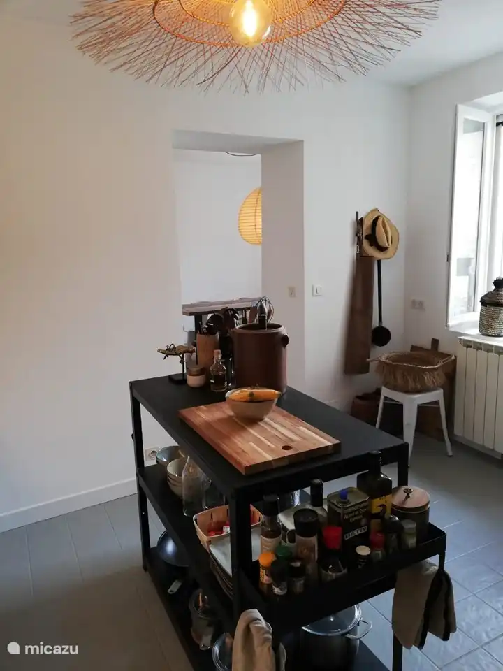 Von der Küche aus blicken Sie auf die Terrasse im Obergeschoss