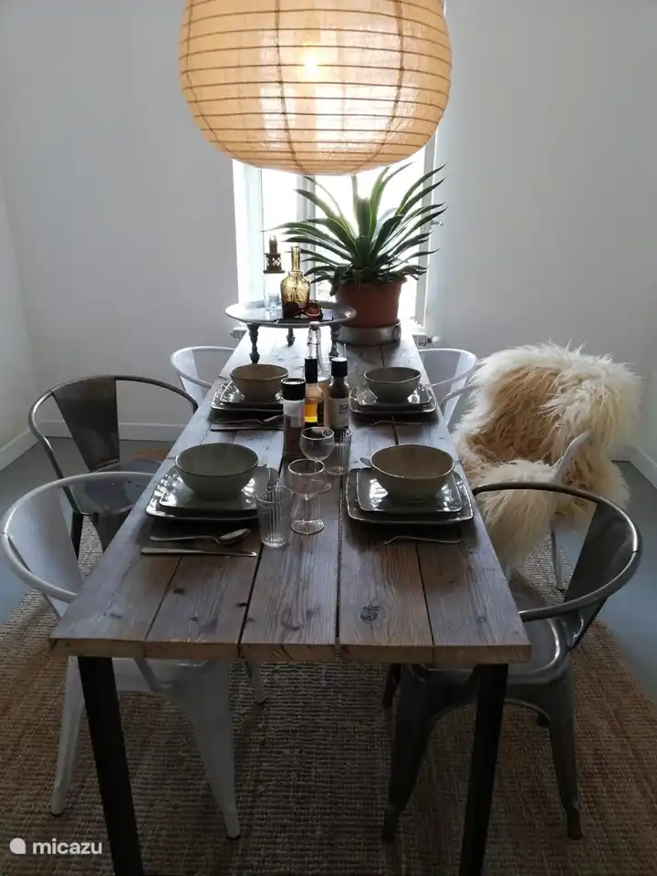 Esszimmer mit Blick auf den Innenhof