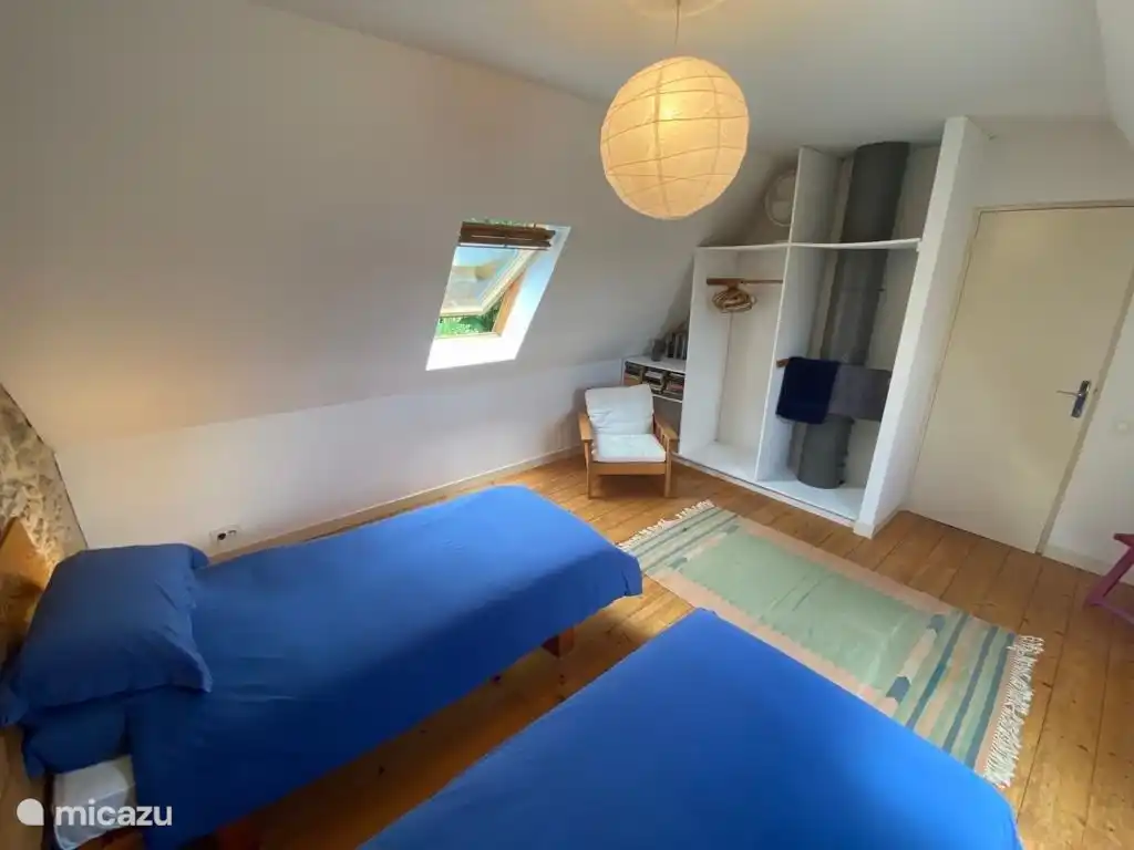 slaapkamer met kledingkast