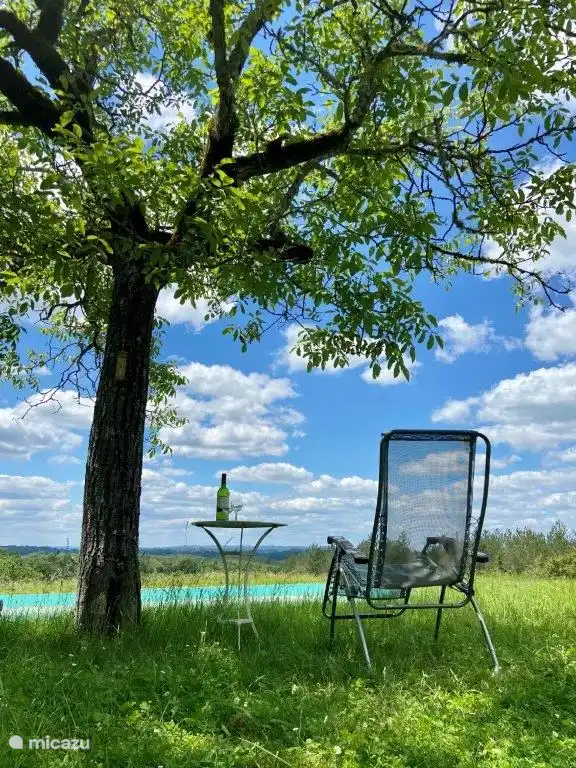 zitje aan het zwembad