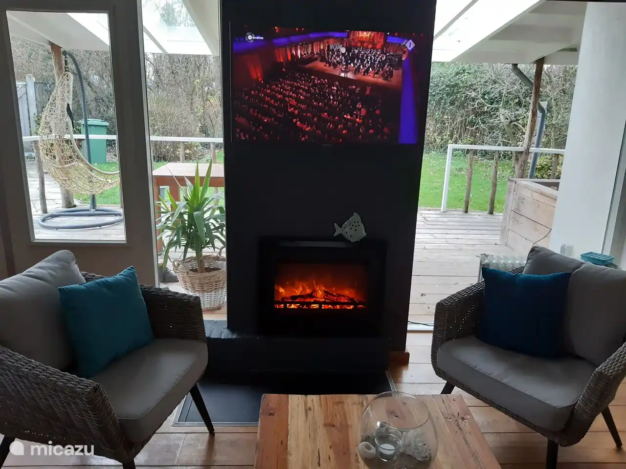 Wohnzimmer mit dekorativem Kamin und Smart-TV