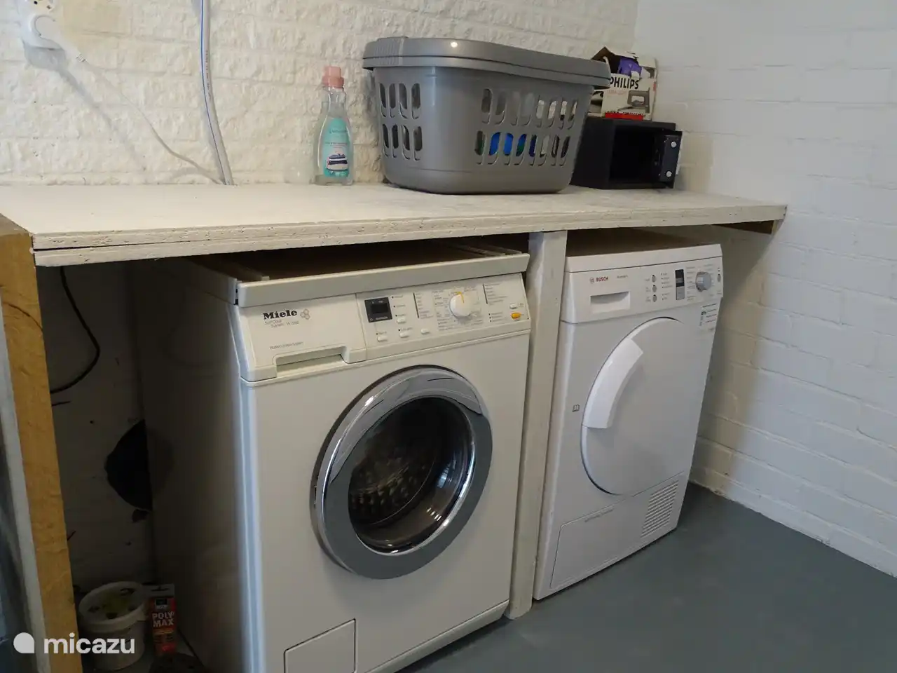 Waschküche mit Gartenstühlen