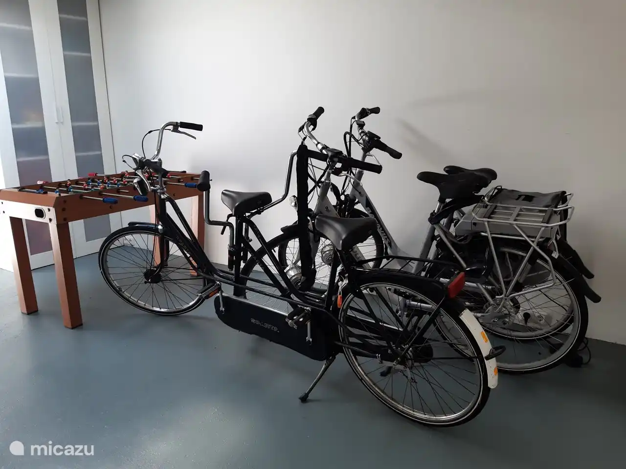 Garage mit 2 E-Bikes, Tandem und Fußballspiel