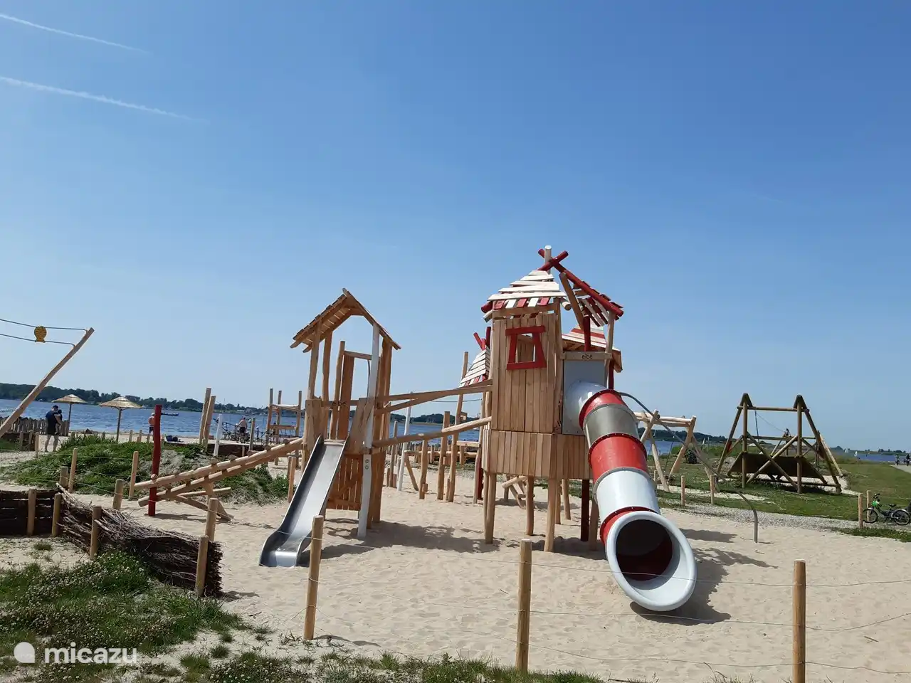 Spielplatz in der Nähe am Ufer des Veerse Meers,