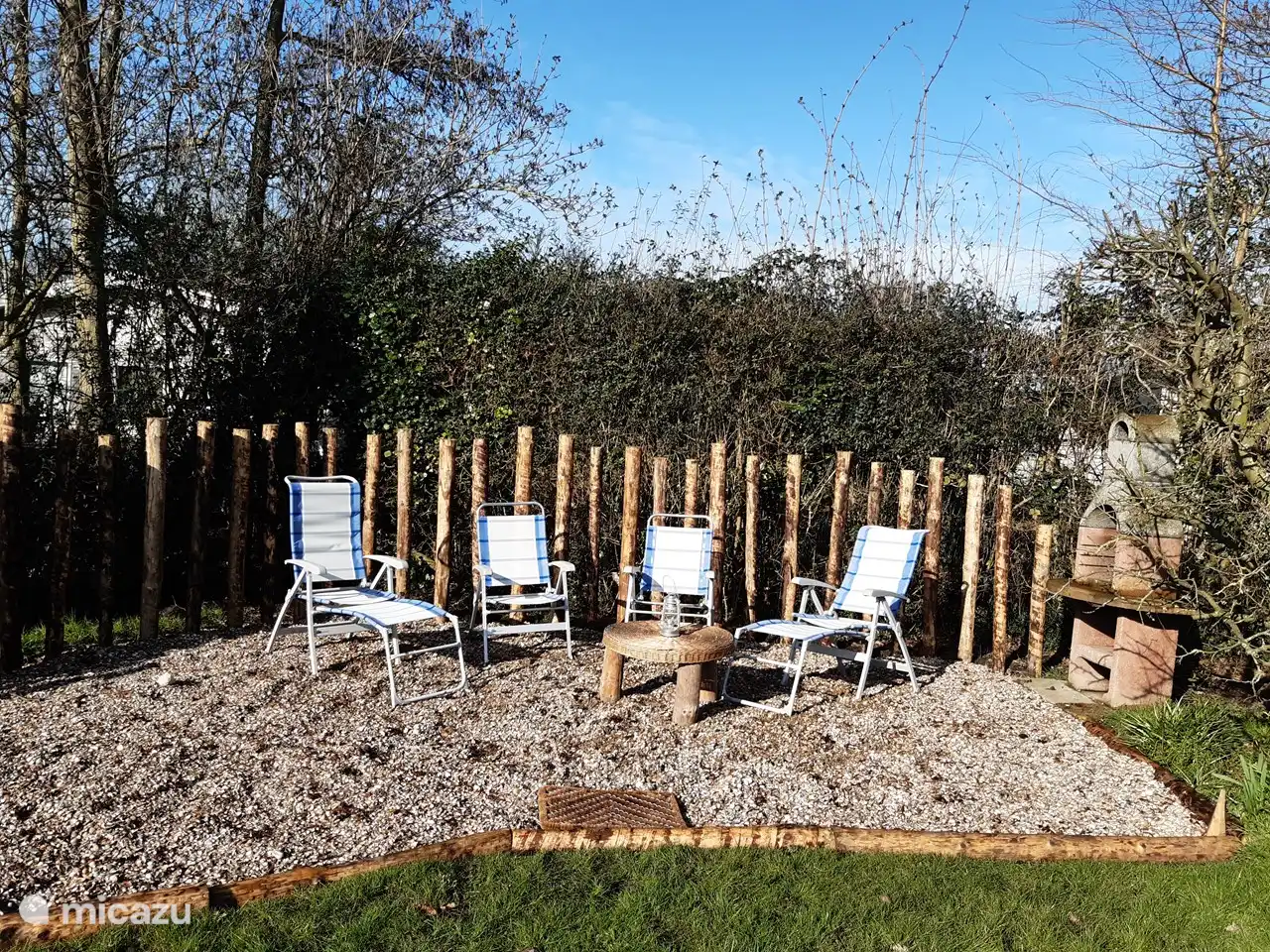 Muschelterrasse mit Tisch / Stühlen und Grill