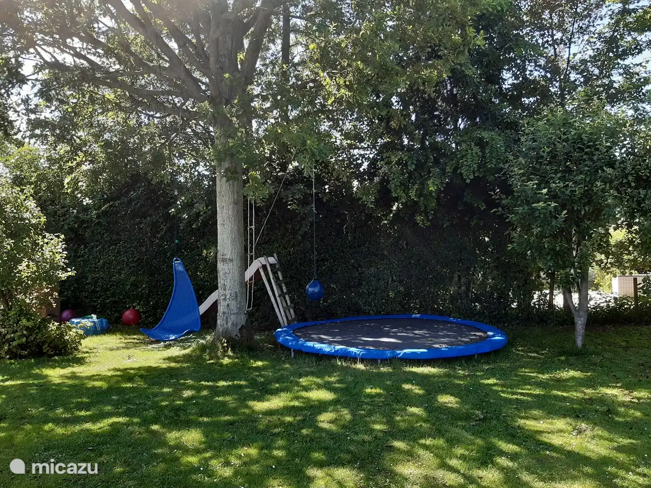 Garten mit Trampolin und vielen Spielgeräten