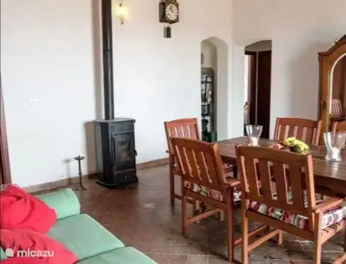 Wohnzimmer mit Esstisch