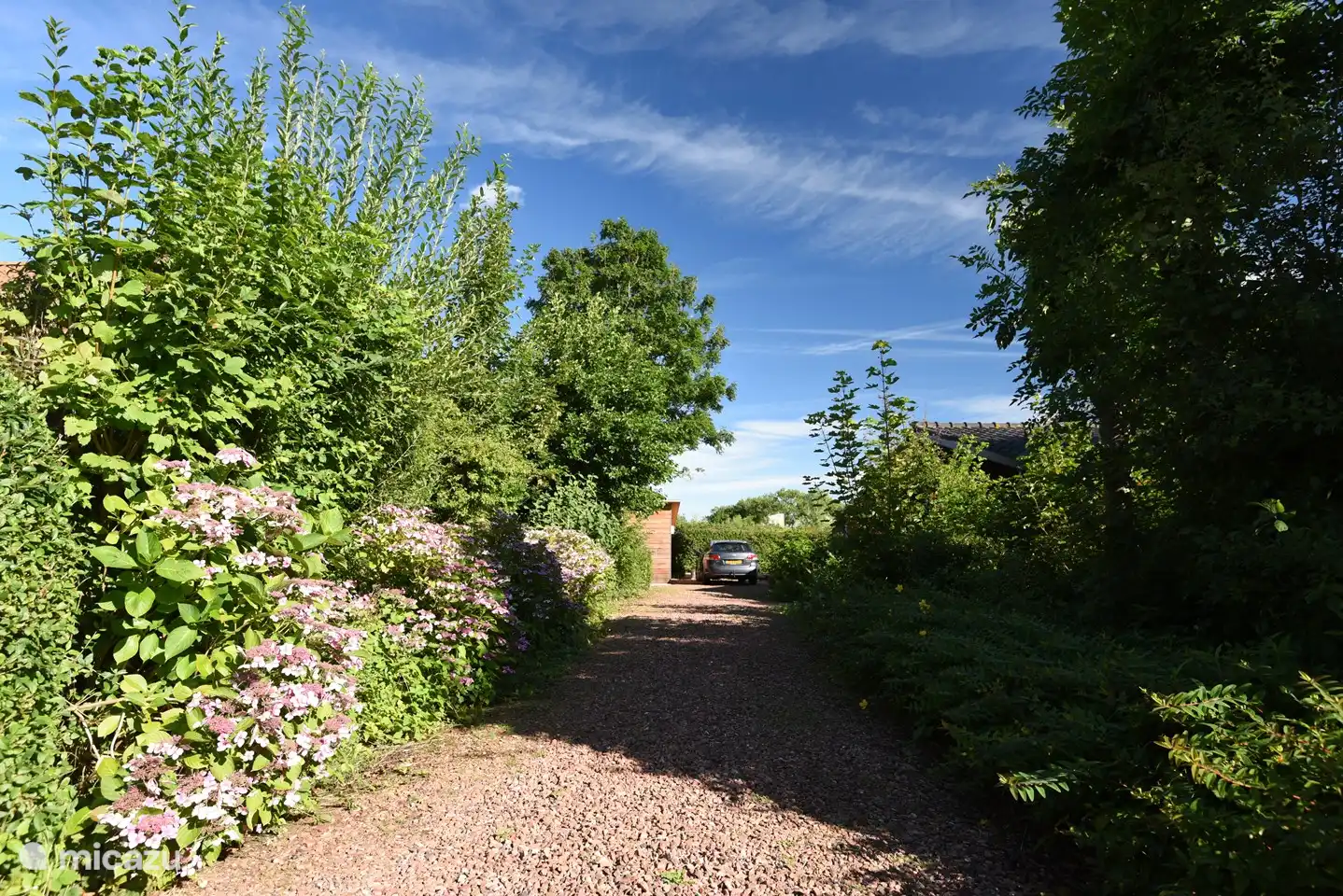 Garteneingang und Auffahrt zum Haus
